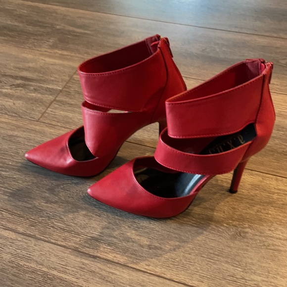 Red structured heels - Picture 2 of 4